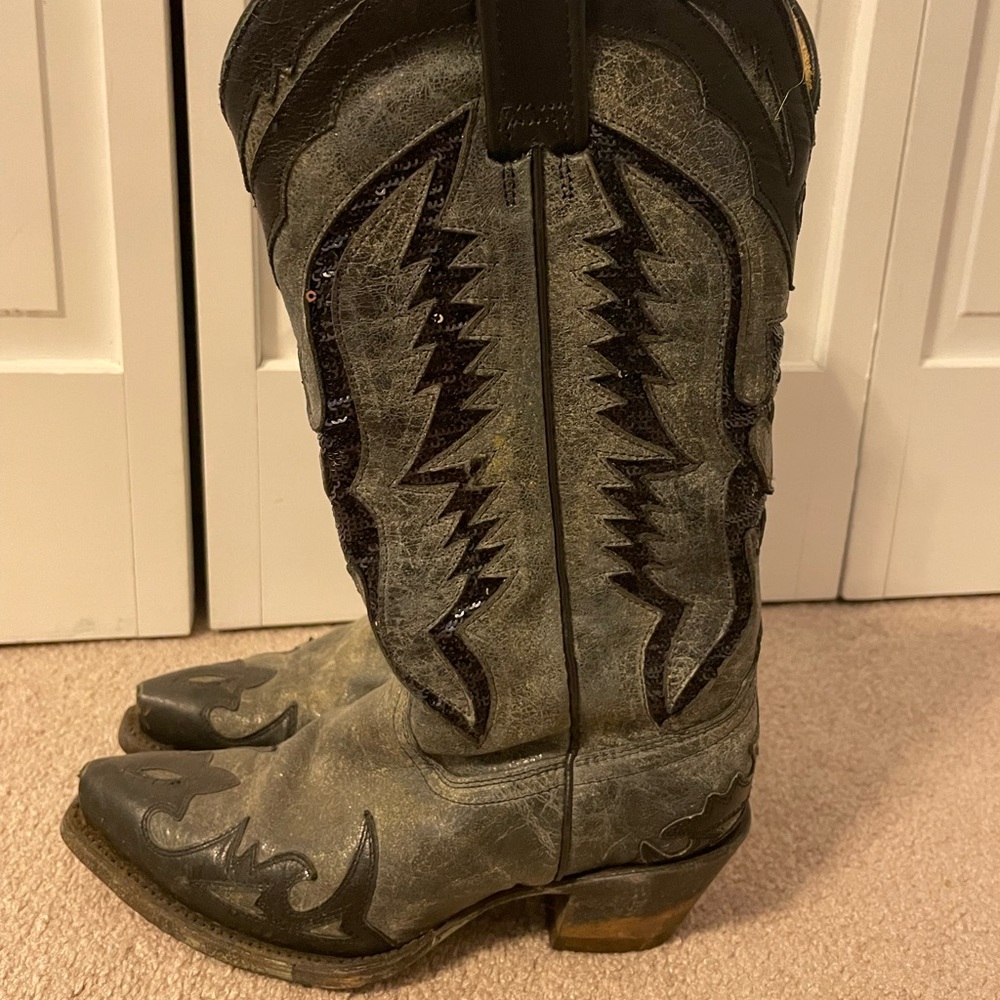Cowgirl boots, good condition a little worn in